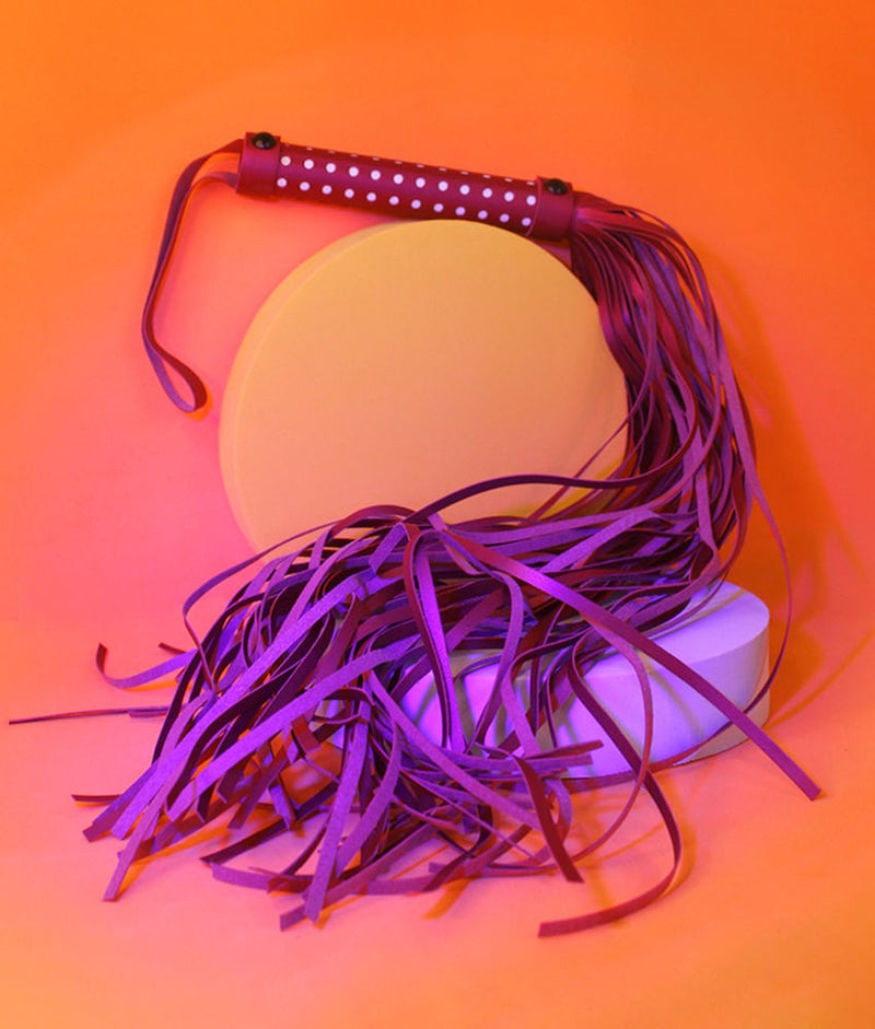Dona Coelha Flogger 64 tiras – Linha BDSM