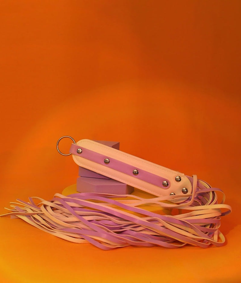 Dona Coelha Flogger Lilás e Branco – Linha BDSM
