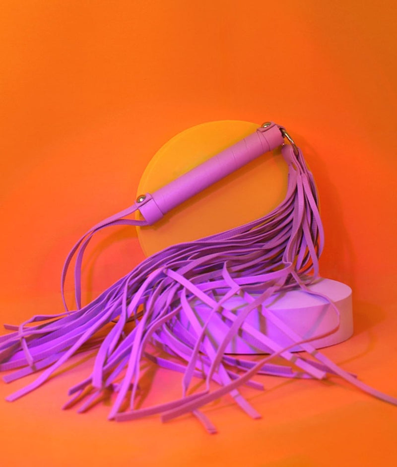 Dona Coelha Flogger Lilás com argola – Linha BDSM