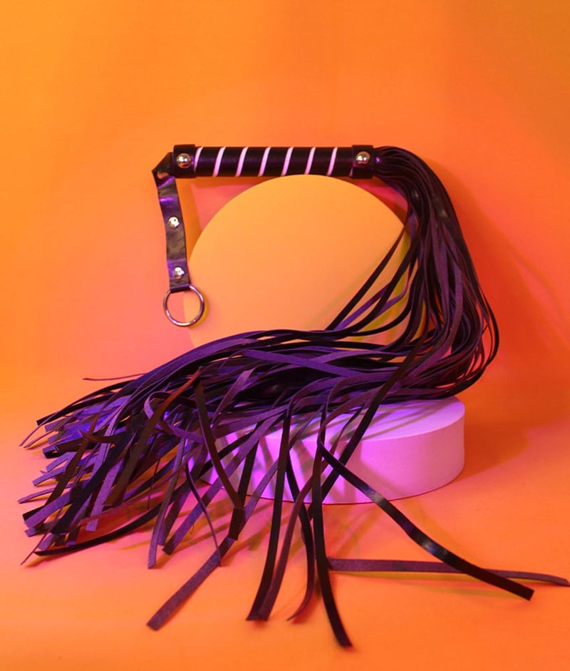 Dona Coelha Flogger 64 tiras – Linha BDSM