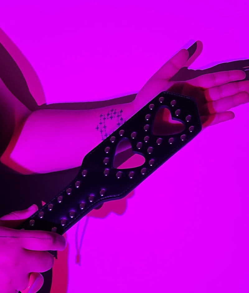 Dona Coelha Palmatória Rebites – Linha BDSM